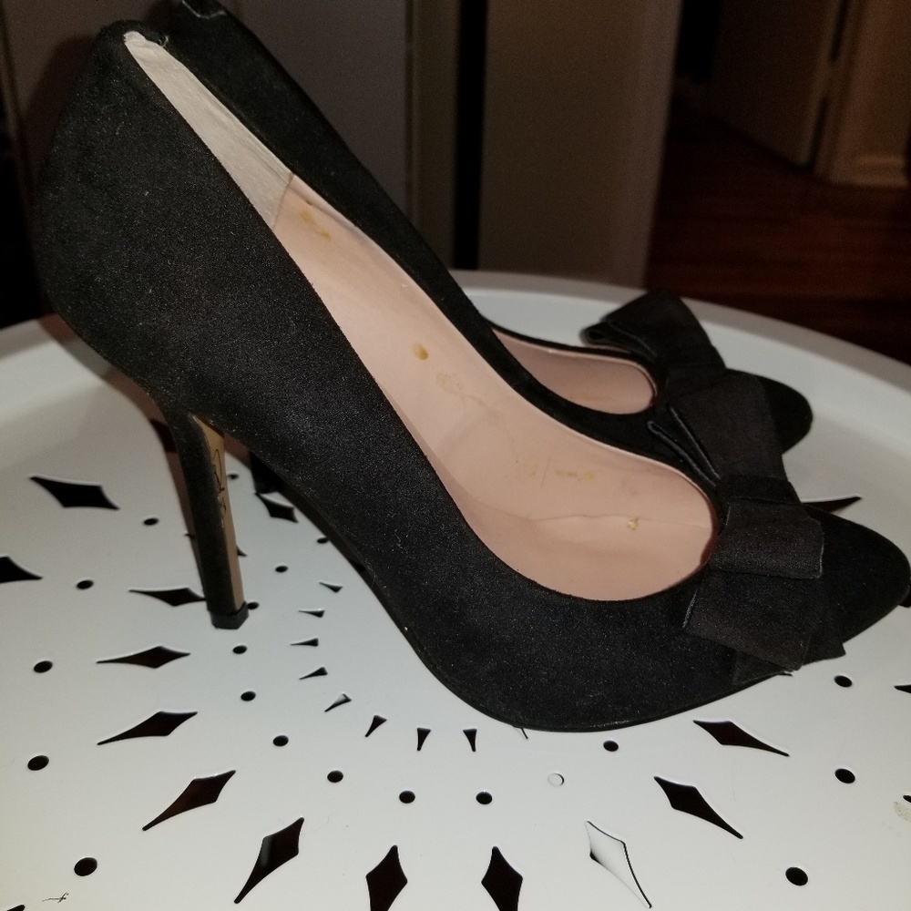 Betsy johnson pointed toe soft heals w/ black bow